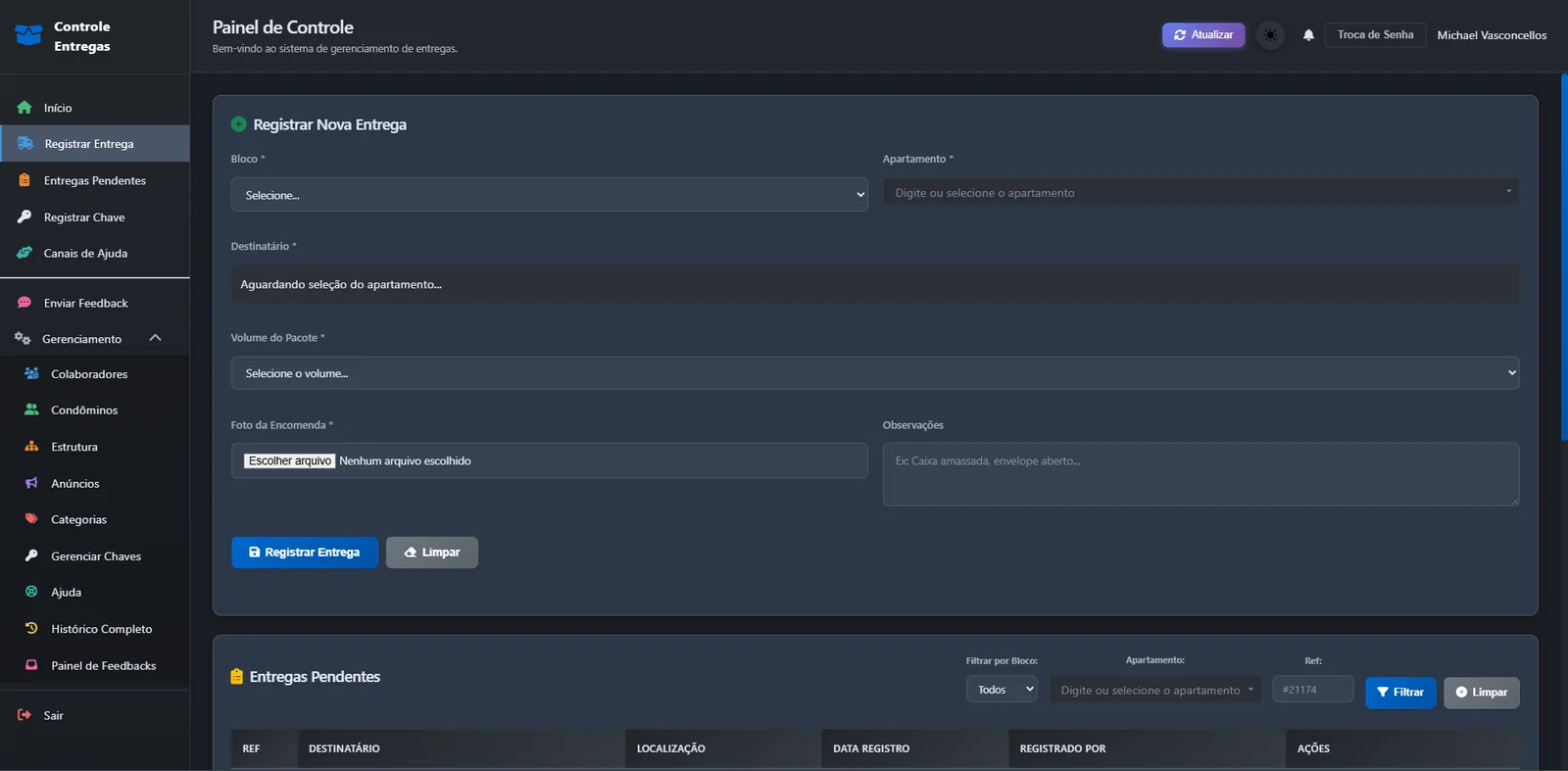 Painel de controle: formulário Registrar Nova Entrega com bloco, apartamento, destinatário, volume do pacote, foto da encomenda e observações, e a lista de entregas pendentes abaixo
